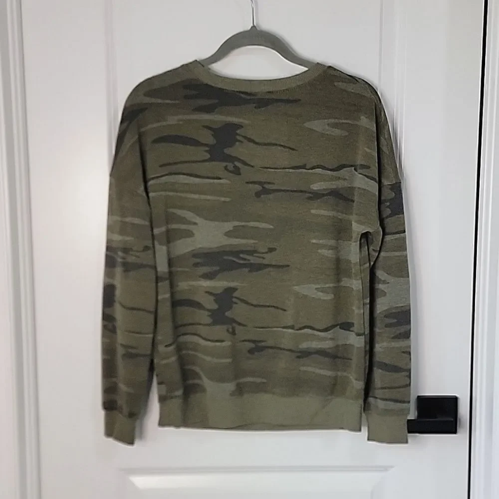 Zoe + Liv Green Camouflage Print Crew Neck Sweatshirt - Size Small